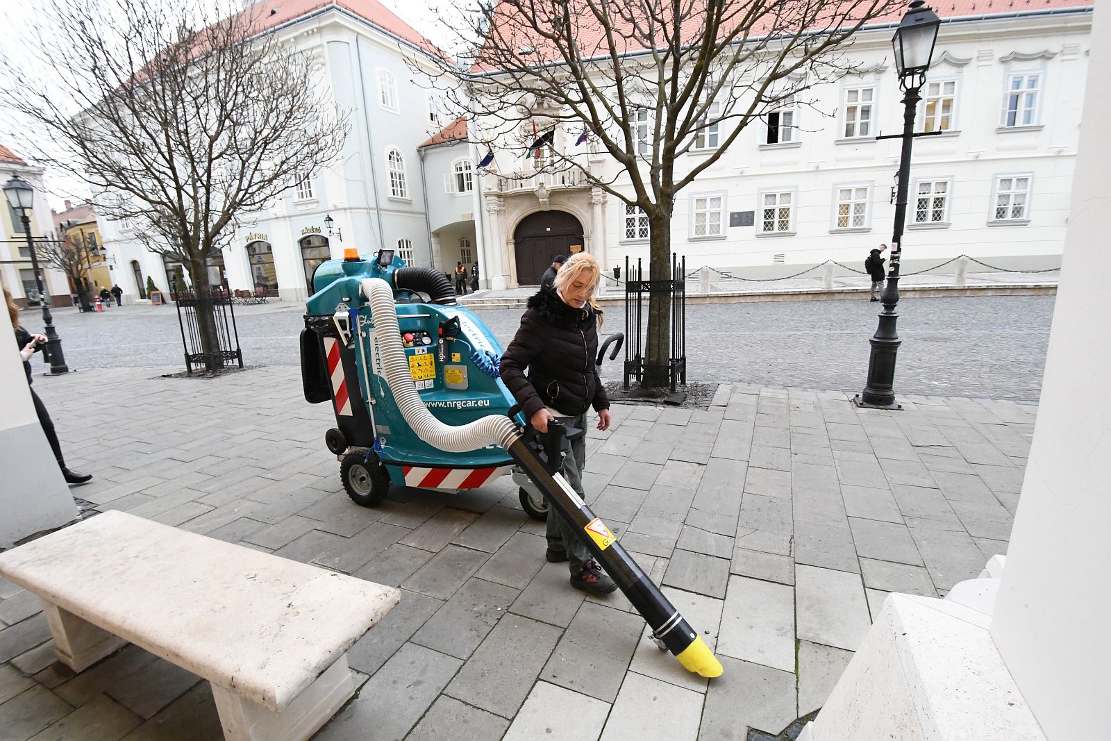 Új elektromos takarítógép segíti a takarítást Fehérvár belvárosában